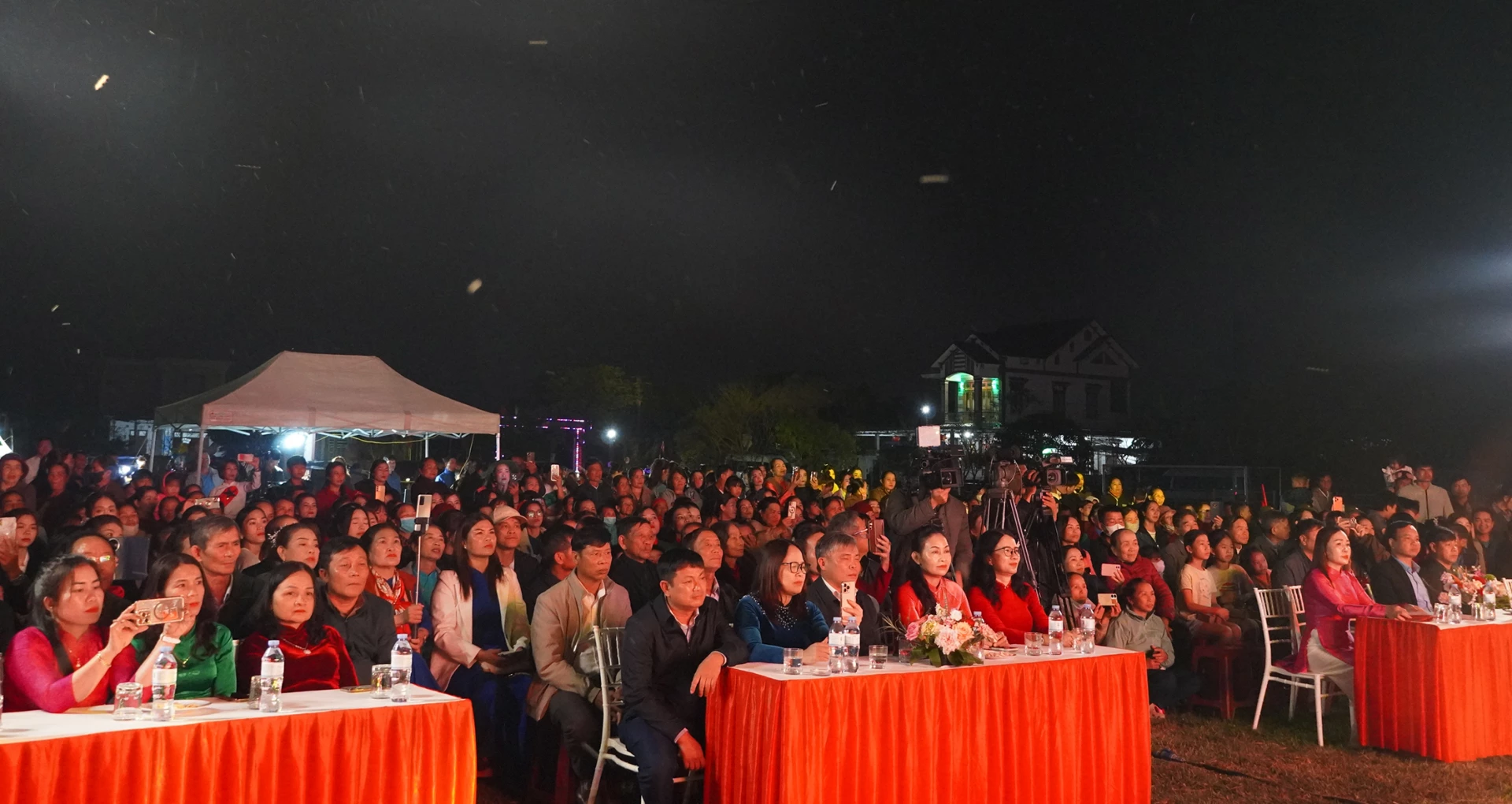 Các đại biểu và Nhân dân tham dự tại chương trình - Ảnh: L.M