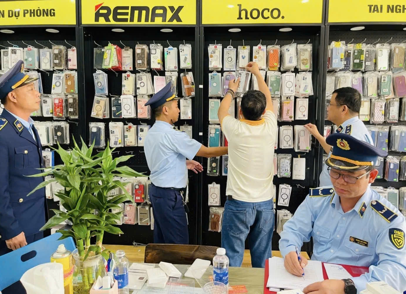 Lực lượng quản lý thị trường kiểm tra nhãn mác và xuất xứ hàng hoá tại siêu thị - Ảnh: QLTT