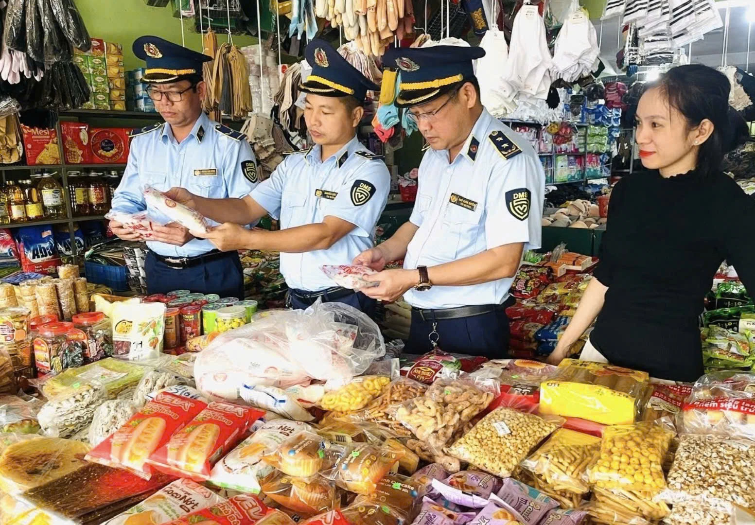 Siết chặt quản lý chất lượng hàng hoá tại các cơ sở kinh doanh trên địa bàn - Ảnh: QLTT