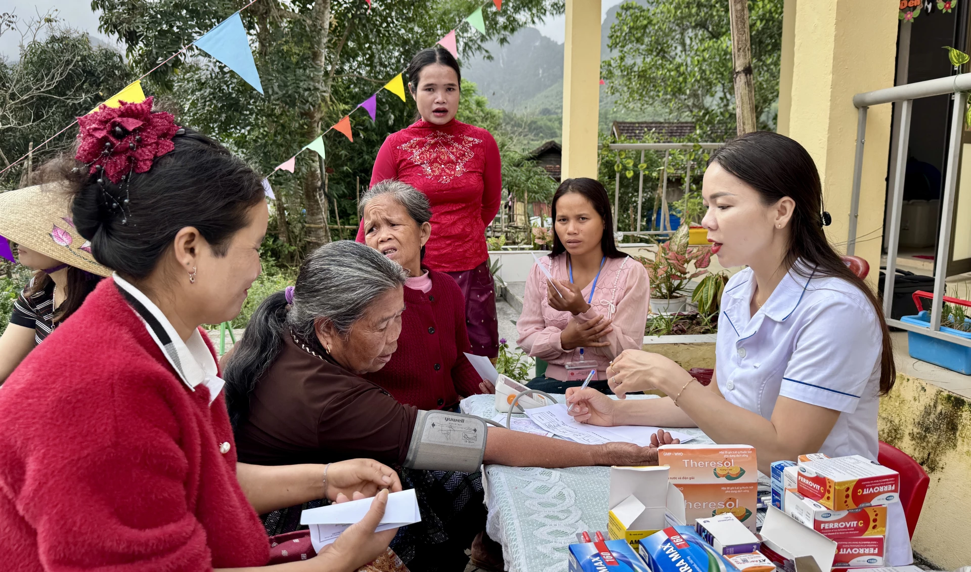 Bà con dân bản Hôi Rấy được kiểm tra sức khỏe tại điểm bầu cử - Ảnh: Quang Ngọc