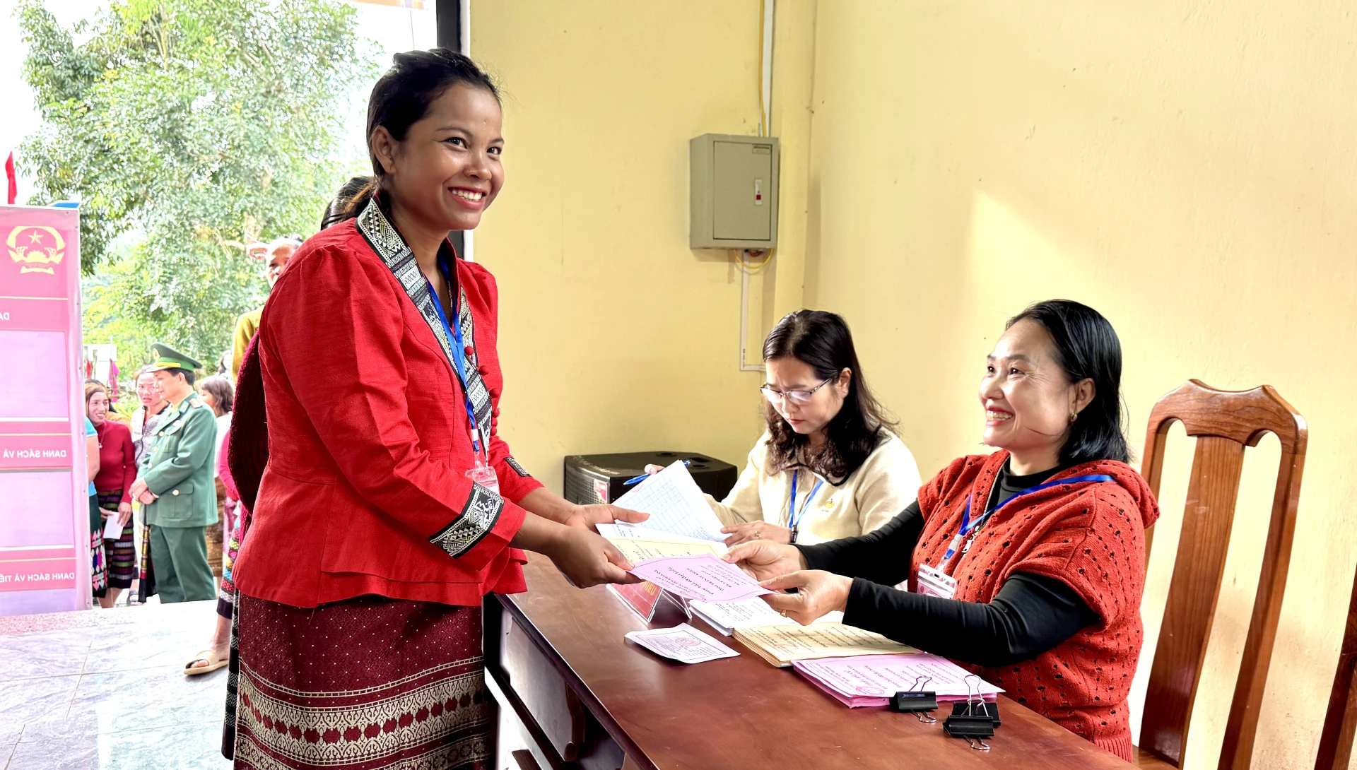 Đại diện tổ bầu cử phát phiếu cho bà con dân bản Hôi Rấy - Ảnh: Quang Ngọc.