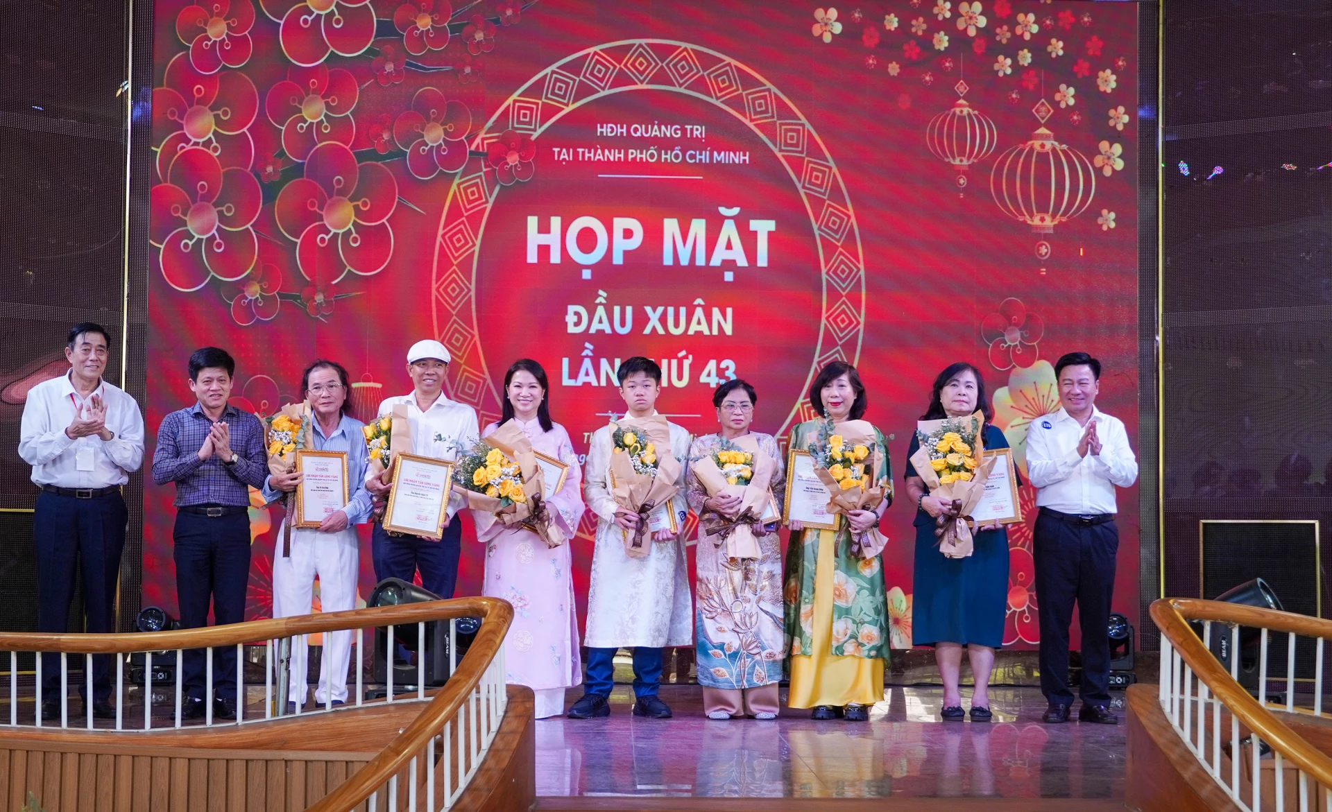 Các đồng chí lãnh đạo tỉnh tặng hoa vinh danh những hội viên có nhiều đóng góp cho công tác Hội.