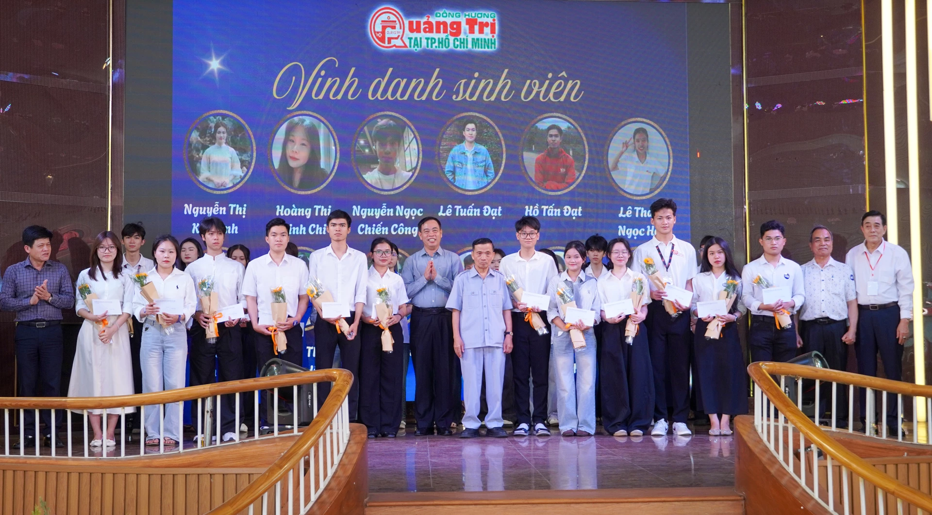 Các đồng chí lãnh đạo tỉnh trao học bổng cho các sinh viên Quảng Trị vượt khó trong học tập tại buổi gặp mặt - Ảnh: N.H