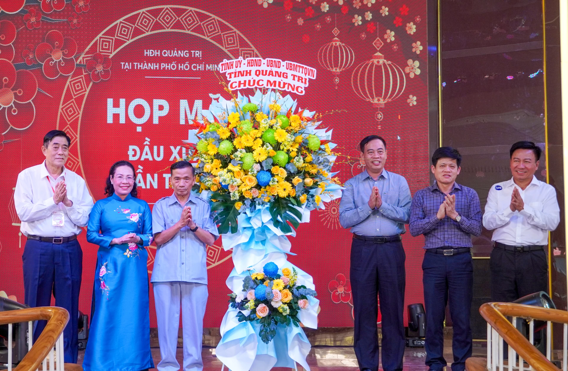 Các đồng chí lãnh đạo tỉnh tặng hoa chúc mừng HĐH Quảng Trị tại TP. Hồ Chí Minh - Ảnh: N.H