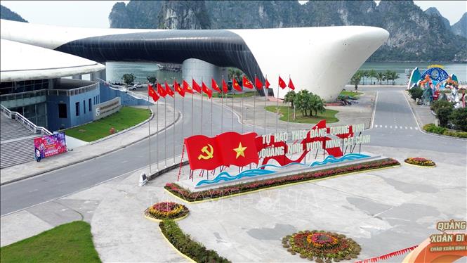 Khu vực Cung Quy hoạch, Hội chợ và Triển lãm tỉnh Quảng Ninh được trang hoàng lộng lẫy hướng tới ngày bầu cử. Ảnh: Đức Hiếu/TTXVN