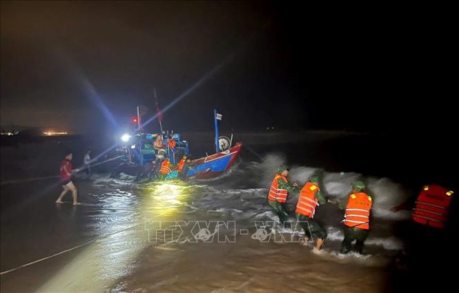 Đồn Biên phòng Lý Hòa, Bộ đội Biên phòng tỉnh Quảng Trị và người dân nỗ lực cứu nạn thuyền đánh cá bị mắc cạn đưa vào bờ bảo đảm an toàn.