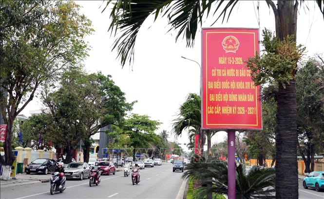 Các khẩu hiệu tuyên truyền về ngày hội bầu cử được lắp đặt tại tuyến đường trung tâm Quang Trung, phường Đồng Hới, Quảng Trị. Ảnh: Tá Chuyên/TTXVN