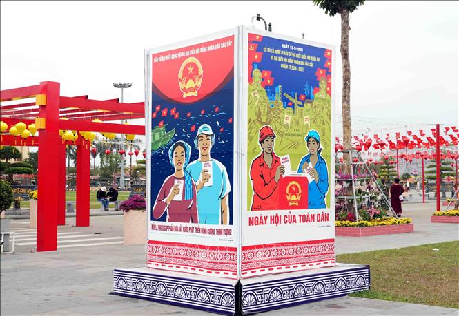 Các pa-nô, áp-phích tuyên truyền về ngày hội bầu cử được lắp đặt tại Quảng trường Hồ Chí Minh, phường Đồng Hới, Quảng Trị. Ảnh: Tá Chuyên/TTXVN