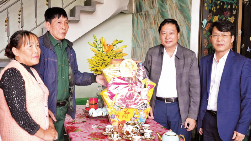 Chủ tịch UBND tỉnh Quảng Trị Lê Hồng Vinh thăm, tặng quà Tết Bính Ngọ 2026 thương binh Ngô Thanh Huân ở phường Đồng Thuận.