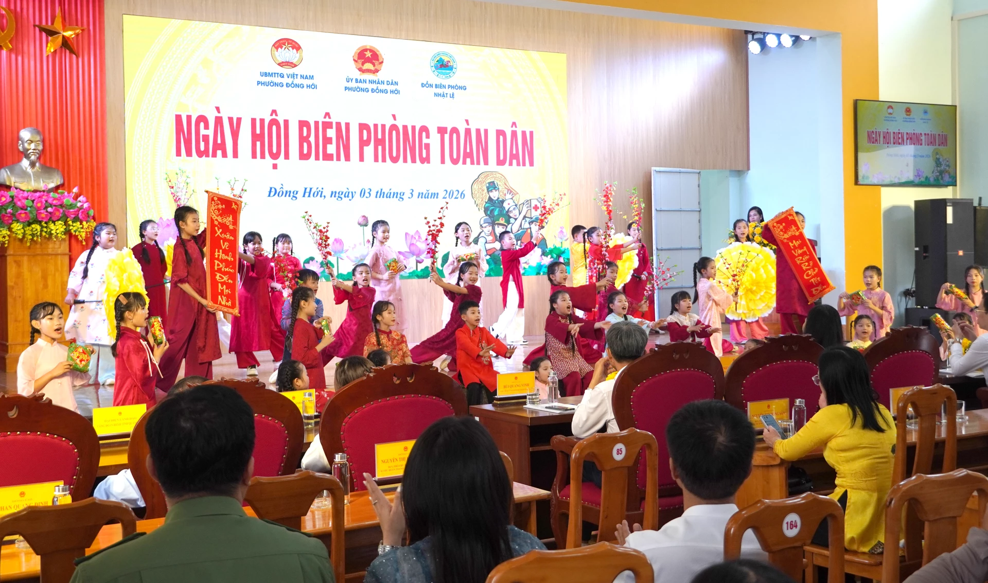 Quang cảnh ngày hội - Ảnh: H.Tr