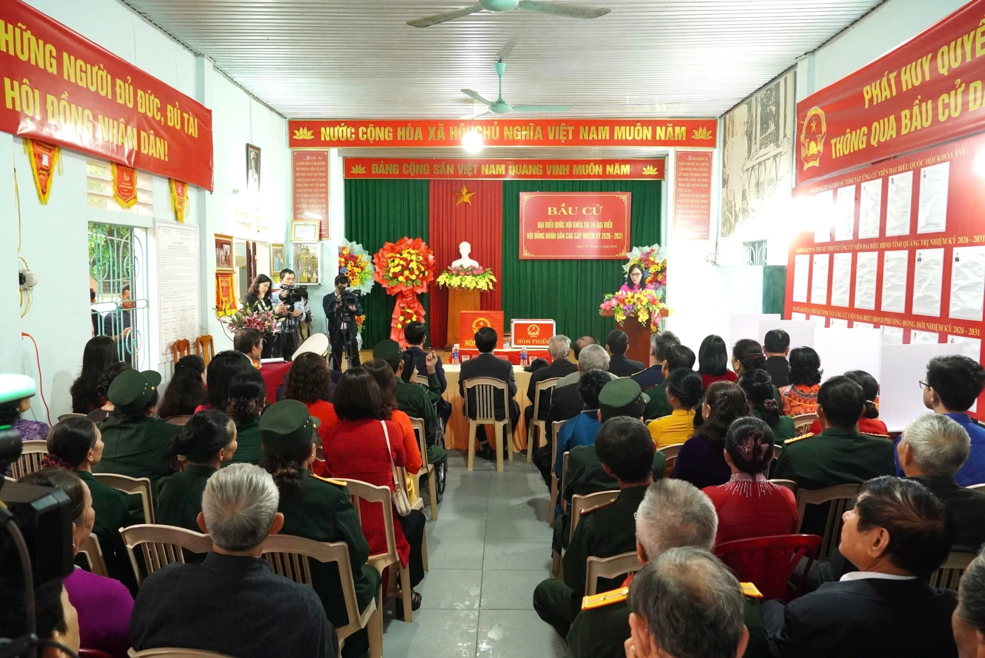 Quang cảnh lễ khai mạc tại khu vực bỏ phiếu số 15, Tổ dân phố 1 Đồng Phú, phường Đồng Hới - Ảnh: HL