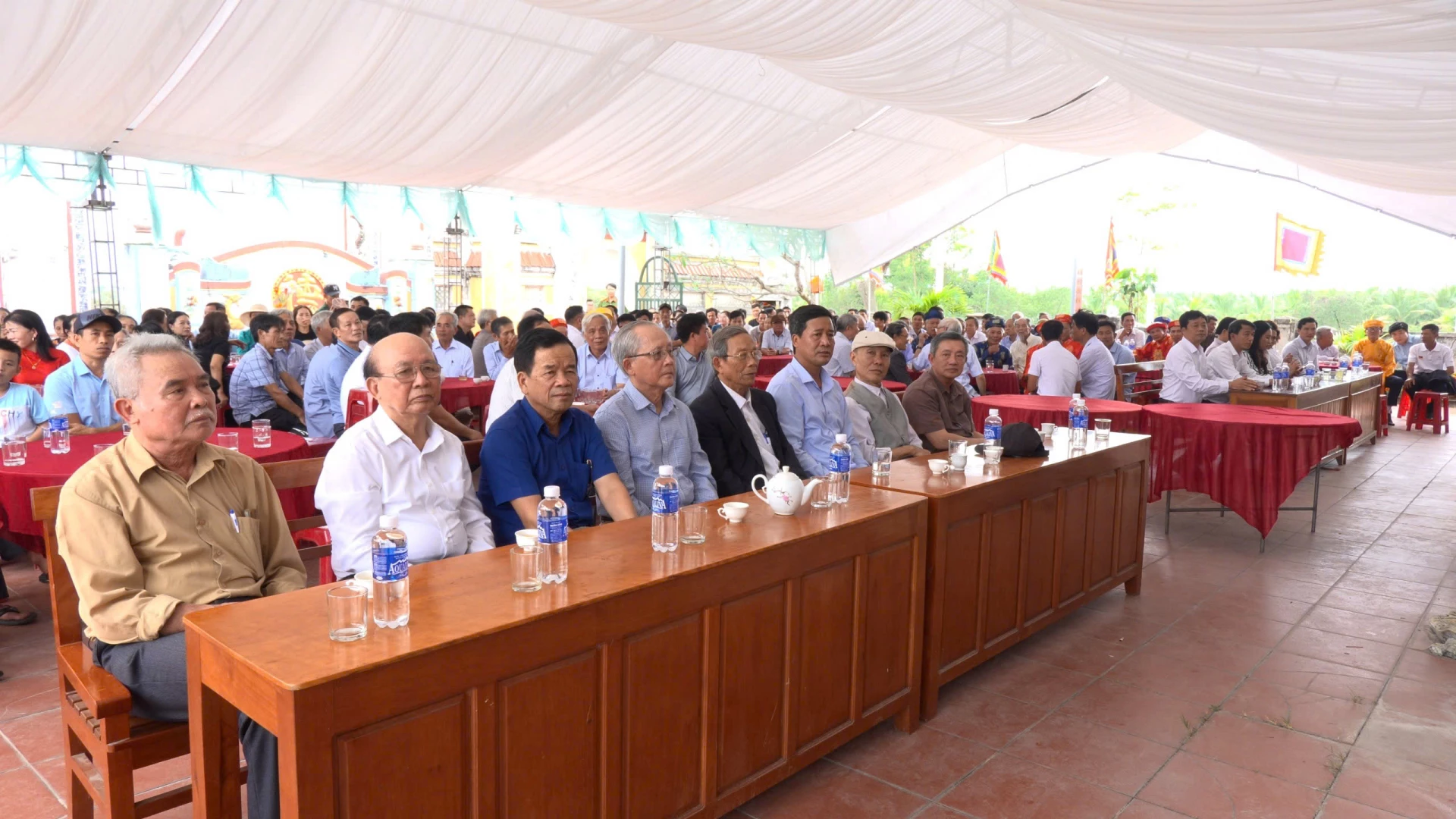 Các đại biểu tham dự Lễ hội Đình làng La Hà - Ảnh: Thùy Trang