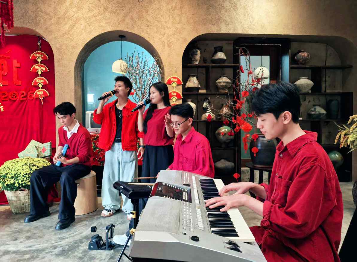 Đoàn Long (đứng thứ 2, từ trái sang phải) giao lưu, biểu diễn cùng các bạn trẻ trong một chương trình của Báo và PTTH Quảng Trị-Ảnh: Q.H