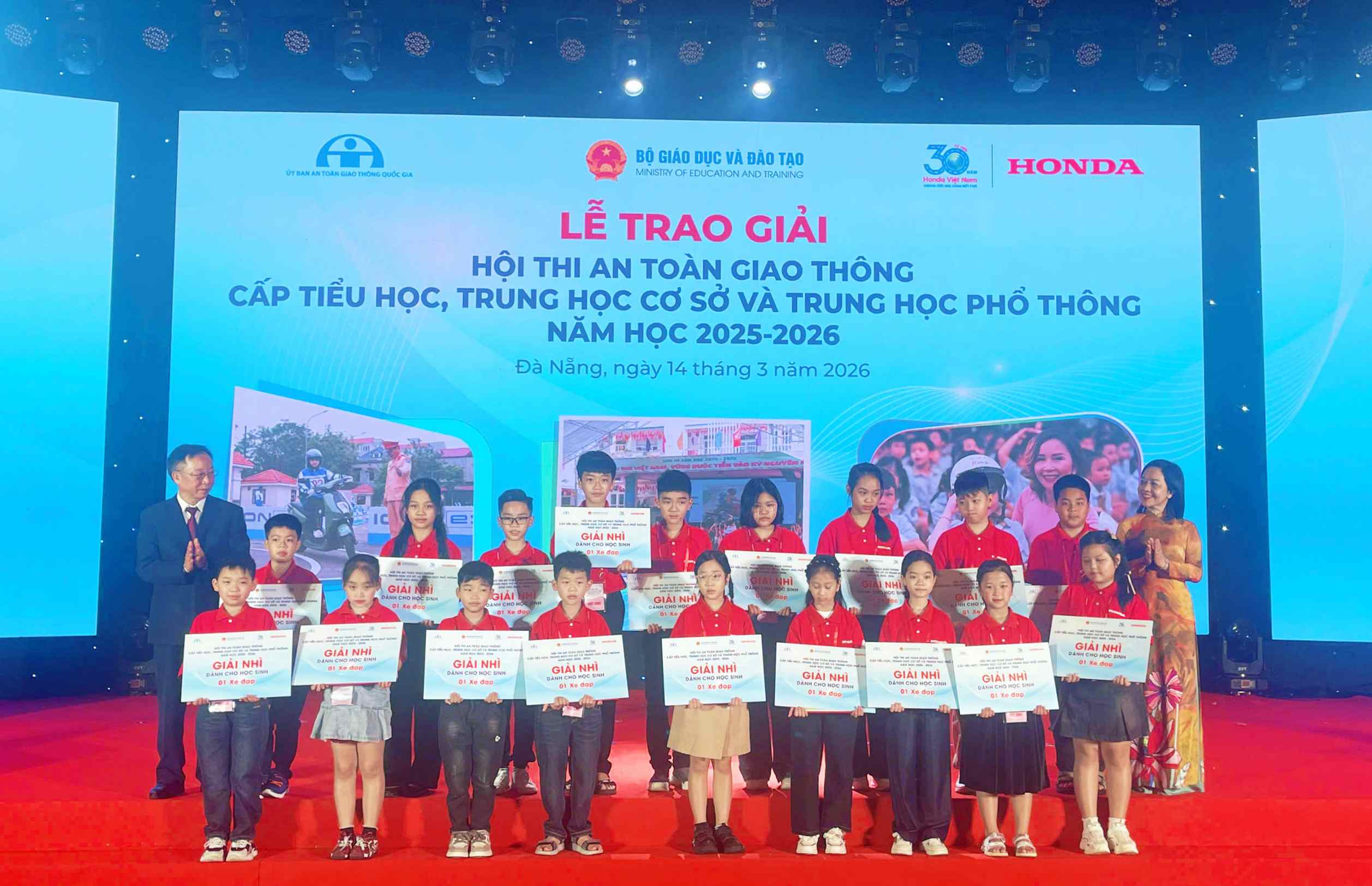 Em Trần Ngọc Quốc Hưng (đứng hàng sau, thứ 5, từ trái sang phải) nhận giải Nhì hội thi ATGT cấp tiểu học, THCS và THPT năm học 2025-2030-Ảnh: NVCC