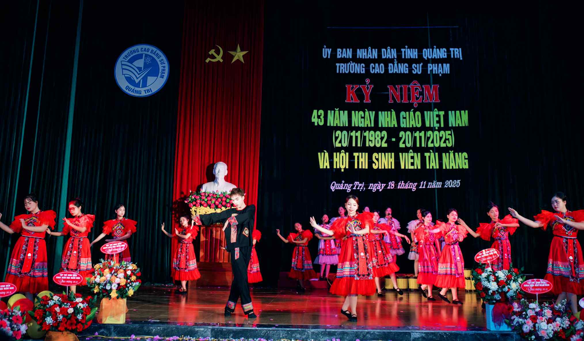 Canh trong một tiết mục biểu diễn văn nghệ cùng các bạn ở lớp-Ảnh: Q.H