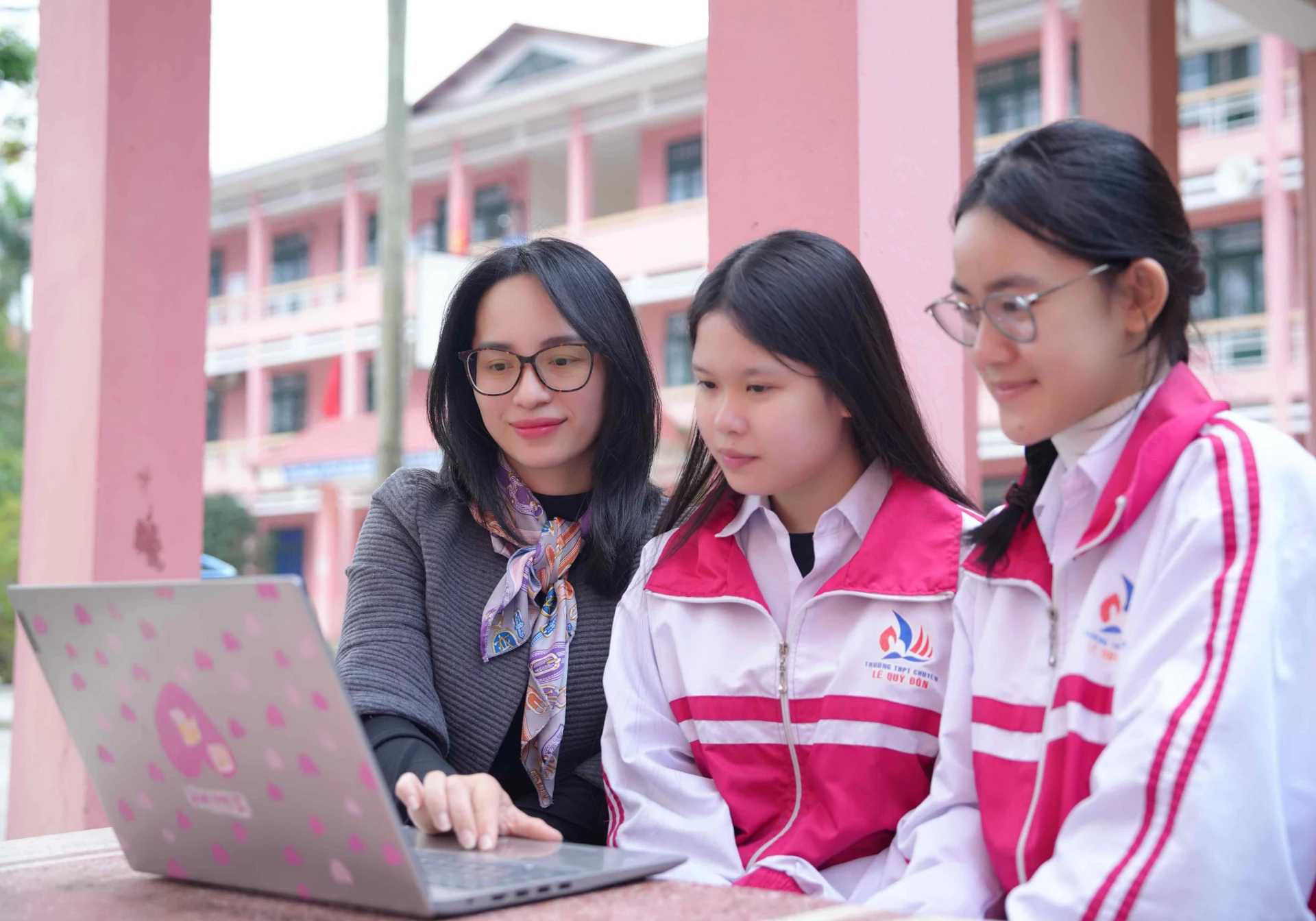 Cô Tuyết Trinh hướng dẫn học sinh ứng dụng công nghệ vào học tập - Ảnh: Q.H