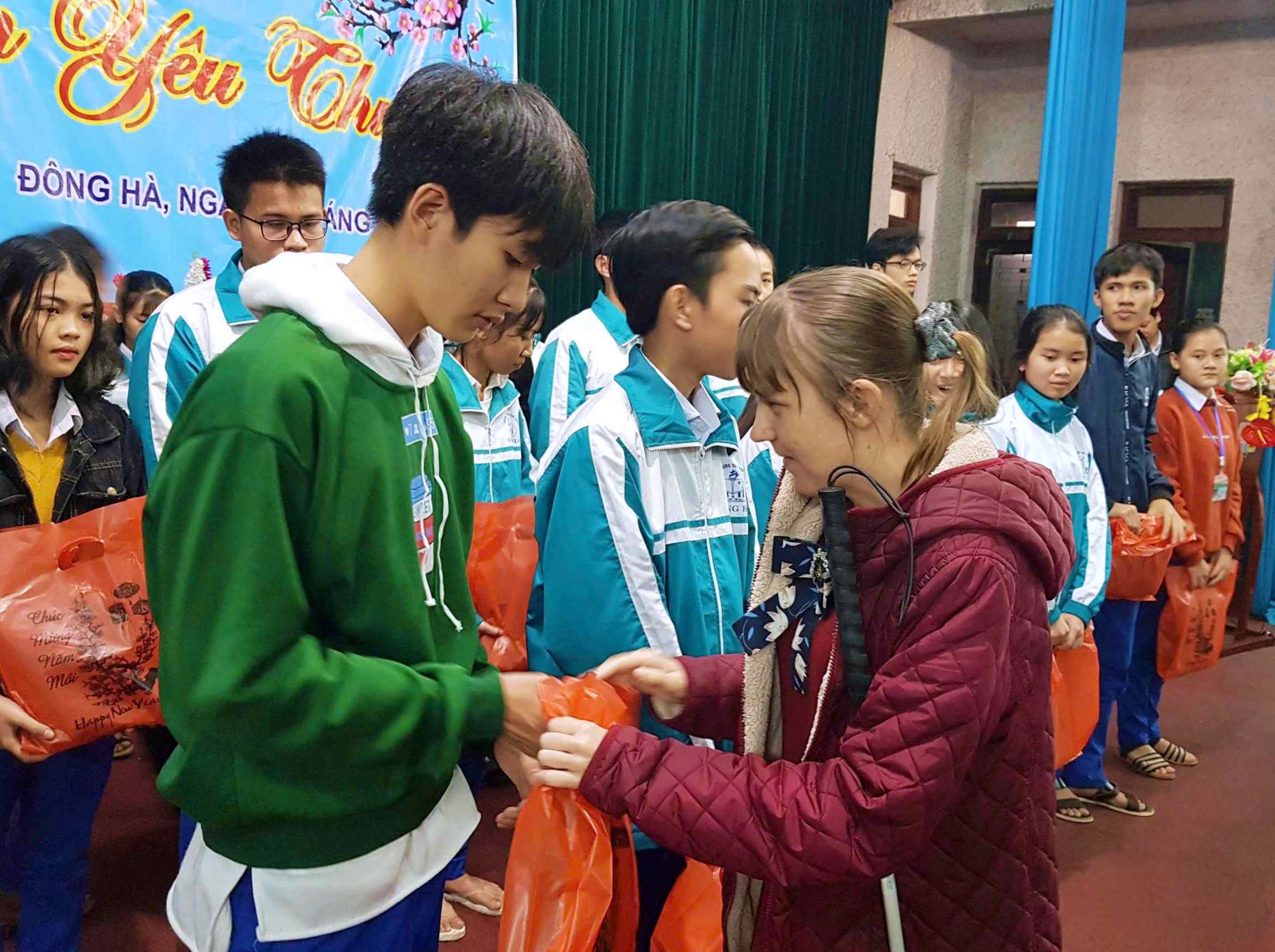 Gabby Morritt tặng quà cho học sinh Quảng Trị có hoàn cảnh khó khăn - Ảnh: Q.H