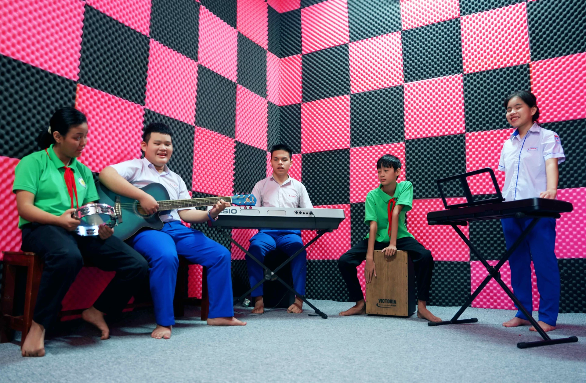 Các học sinh khiếm thị cùng nhau tập luyện trong giờ học âm nhạc - Ảnh: Q.H