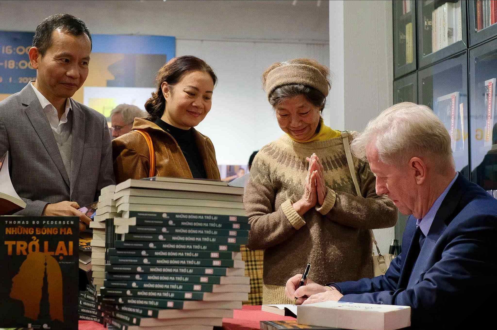 Thomas Bo Pedersen ký tặng sách cho độc giả-Ảnh: NVCC 