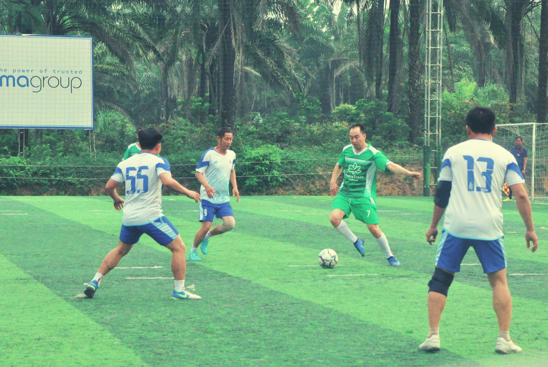 Sân cỏ nhân tạo Duy Đan, phường Nam Đông Hà trở thành lựa chọn của nhiều người yêu thích bộ môn bóng đá - Ảnh: Q.H