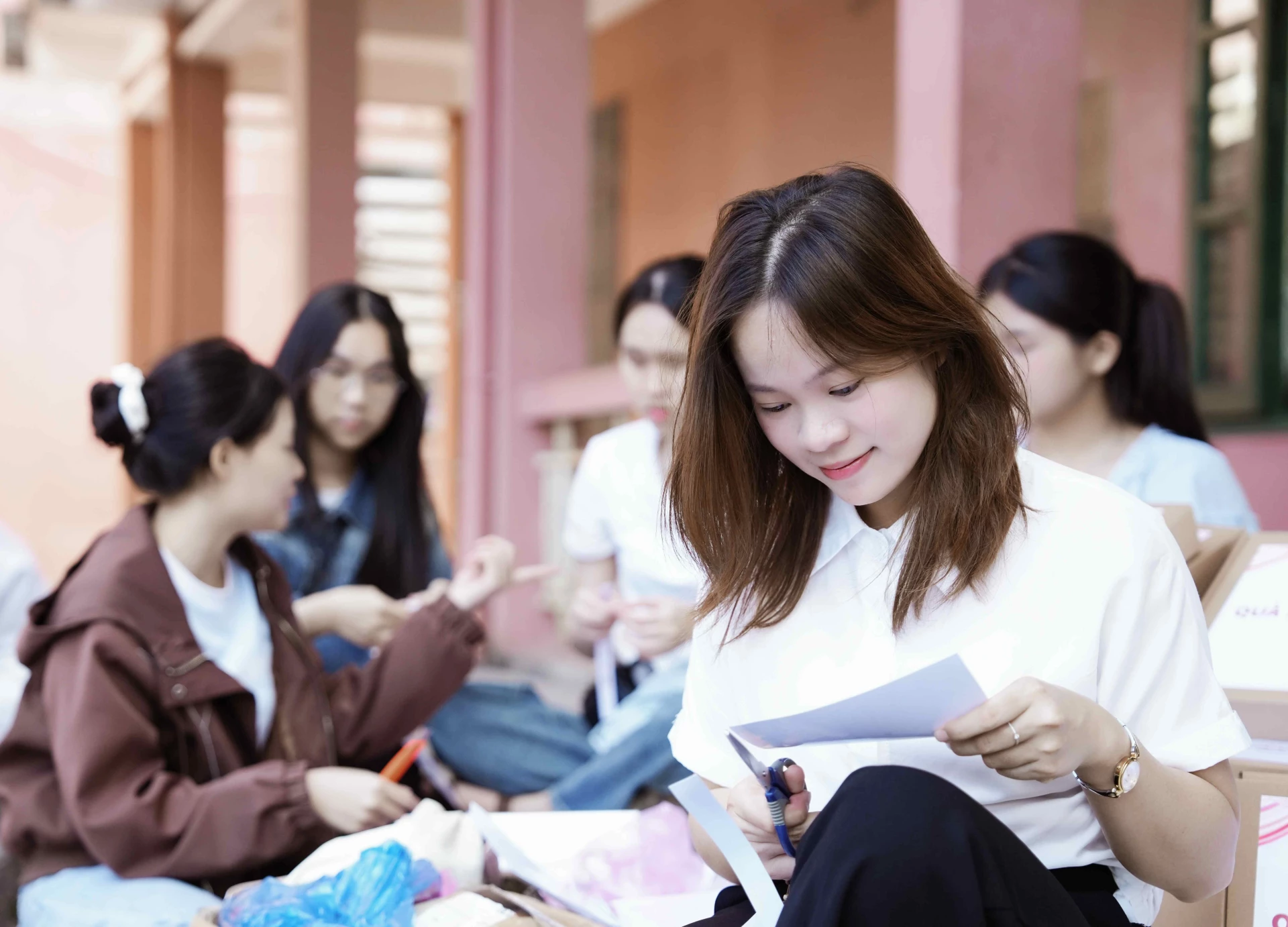 Thiên Nga góp sức cho chương trình Ngày hội tư vấn tuyển sinh, định hướng nghề nghiệp Quảng Trị - Ảnh: Q.H