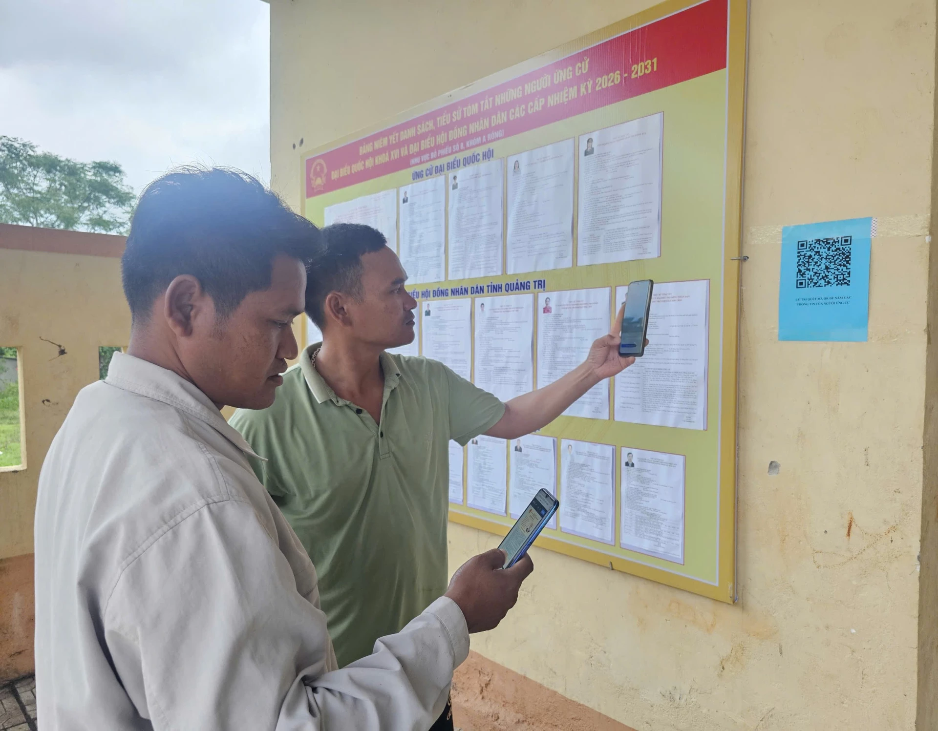 Cử tri xã Hướng Hiệp hào hứng xem tiểu sử các ứng cử viên đại biểu Quốc hội và HĐND các cấp nhiệm kỳ 2026 - 2031 qua mã quét QR - Ảnh: N.P