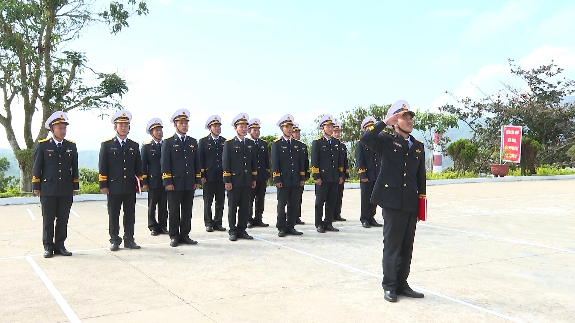 Cán bộ, chiến sĩ Trạm Ra đa 535 thực hiện nghi thức chào cờ hằng tuần - Ảnh: T.Đ