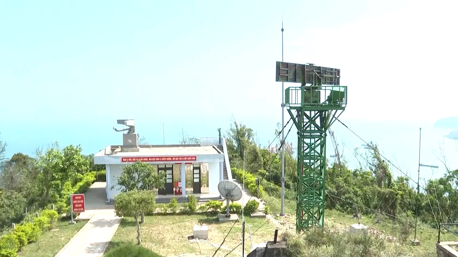 Hệ thống ra đa hiện đại có thể phát hiện nhiều mục tiêu trên biển của Trạm Ra đa 535 - Ảnh: T.Đ