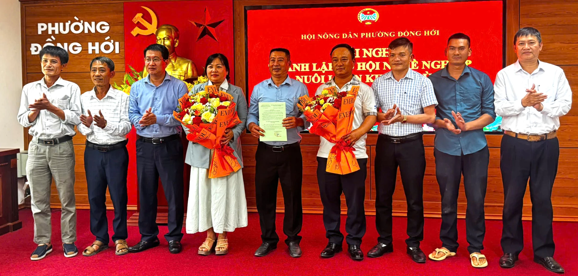 Đại diện lãnh đạo Hội Nông dân tỉnh và địa phương trao quyết định và tặng hoa chúc mừng Tổ hội nghề nghiệp nuôi lươn không bùn - Ảnh: H.Tr.