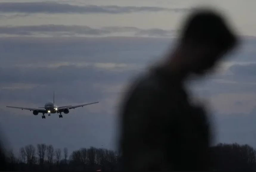 Các binh sĩ Mỹ quan sát một máy bay vận tải hạ cánh tại căn cứ không quân RAF Fairford, Anh, ngày 10/3/2026. Ảnh: AP 