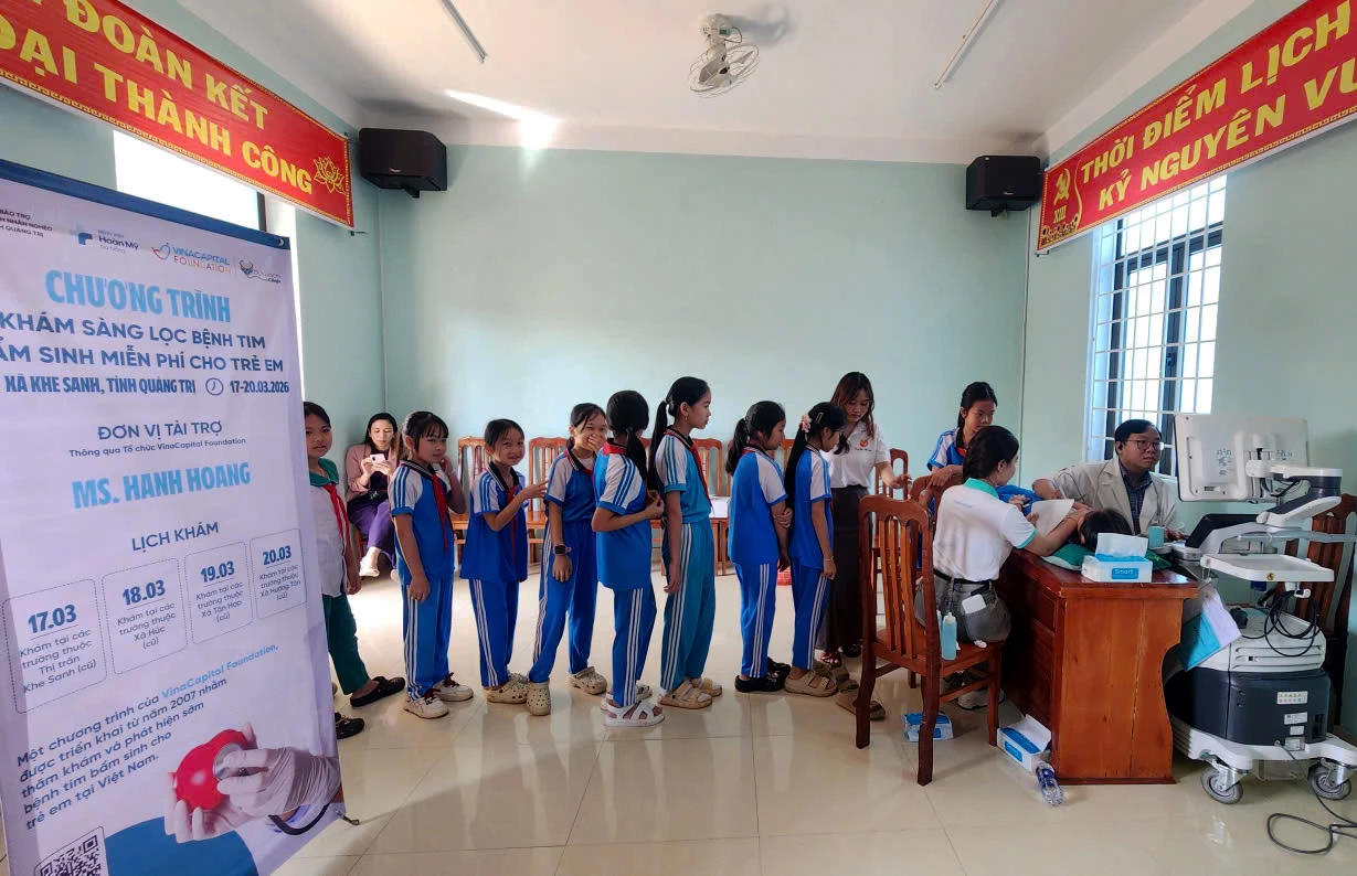 Các em học sinh Trường TH số 1 Khe Sanh tham gia khám sàng lọc bệnh tim bẩm sinh- Ảnh: TL.