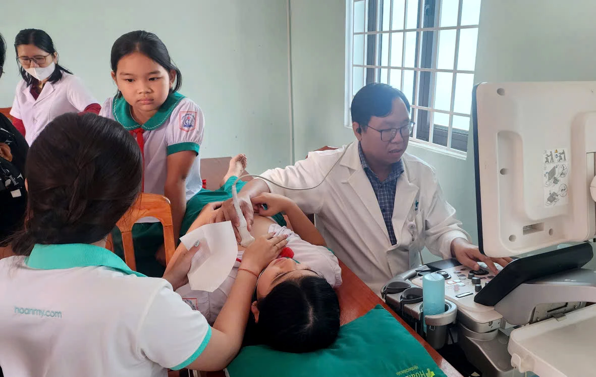 Các bác sỹ Bệnh viện đa khoa Hoàn Mỹ Đà Nẵng đang triển khai khám sàng lọc cho các em học sinh Trường TH số 1 Khe Sanh- Ảnh: TL.