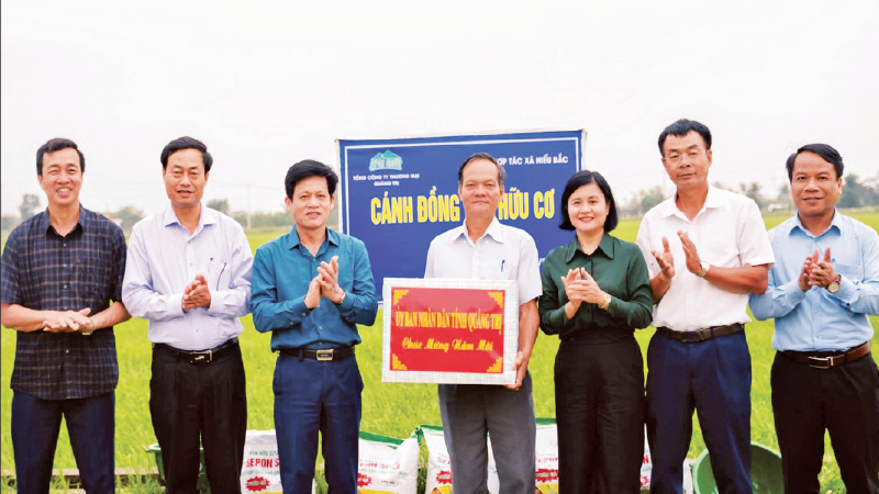 Lãnh đạo tỉnh Quảng Trị và Sở Nông nghiệp và Môi trường thăm mô hình liên kết sản xuất lúa hữu cơ tại xã Hiếu Giang.