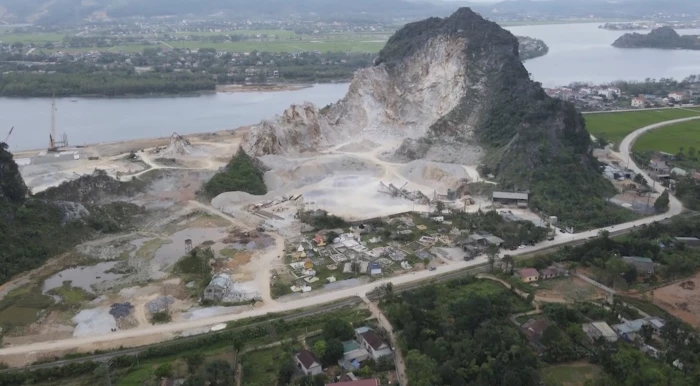 Nhiều nhà dân bị thủng mái do nhà máy nổ mìn khai thác đá