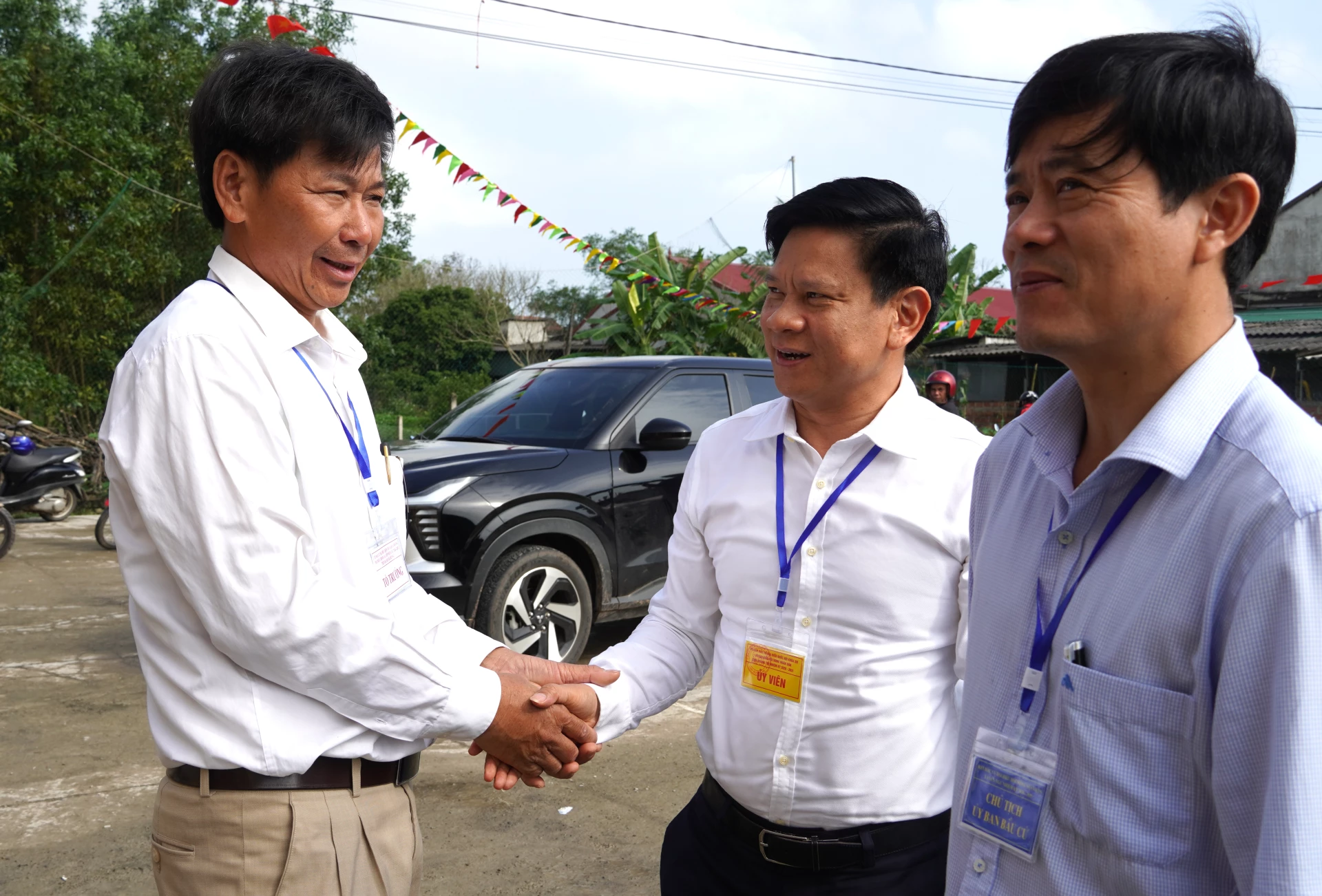 Đồng chí Chánh Văn phòng Tỉnh ủy Lê Vĩnh Thế động viên lực lượng làm nhiệm vụ bầu cử trên địa bàn xã Sen Ngư - Ảnh: H.Tr.