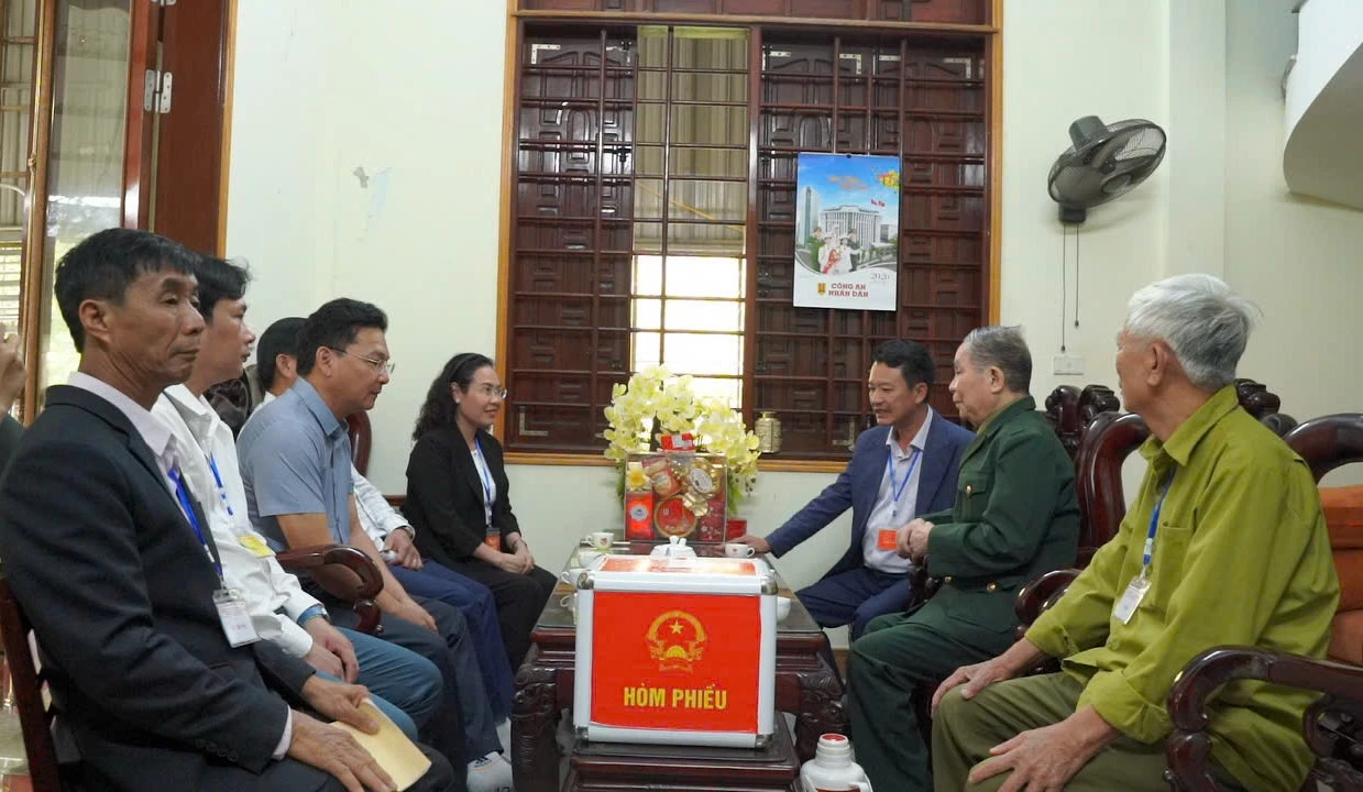 Anh hùng LLVTND Lê Hữu Trạc, vì tuổi cao và hỏng 2 mắt, nên được bố trí bỏ thùng phiếu phụ - Ảnh: LT