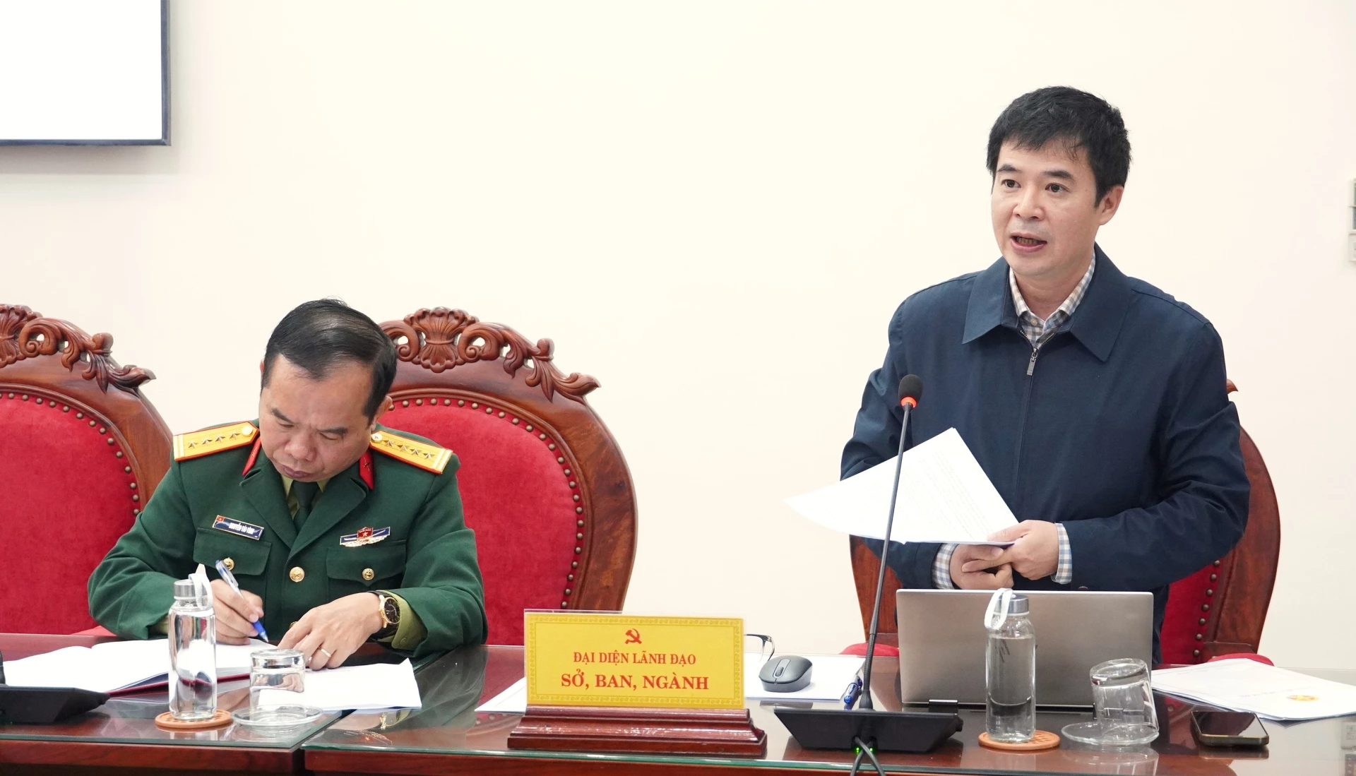 Lãnh đạo Sở Xây dựng báo cáo tại buổi làm việc - Ảnh: QV