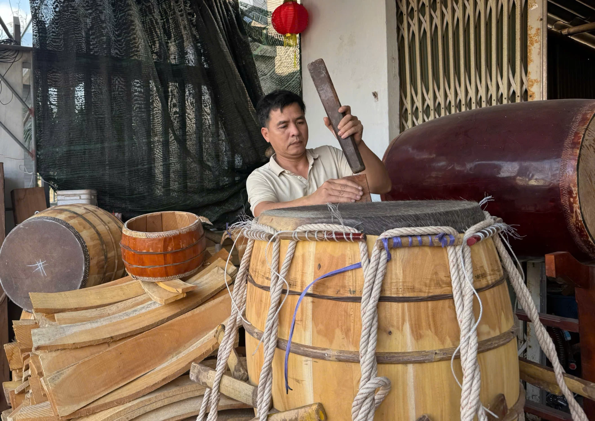 Để có được một chiếc trống đẹp, âm vang, ấm áp đòi hỏi sự khéo léo, kỹ lưỡng của người thợ trong từng công đoạn sản xuất - Ảnh: L.M