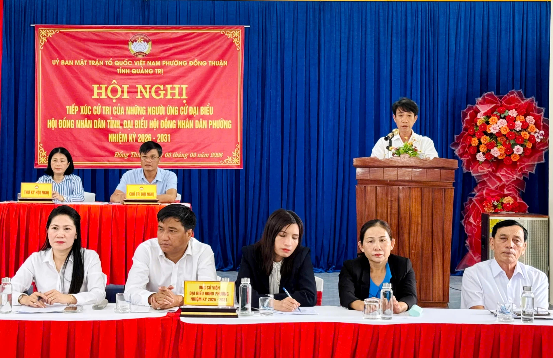 Các ứng cử viên HĐND tỉnh và HĐND phường tiếp xúc với cử tri phường Đồng Thuận - Ảnh: T.L