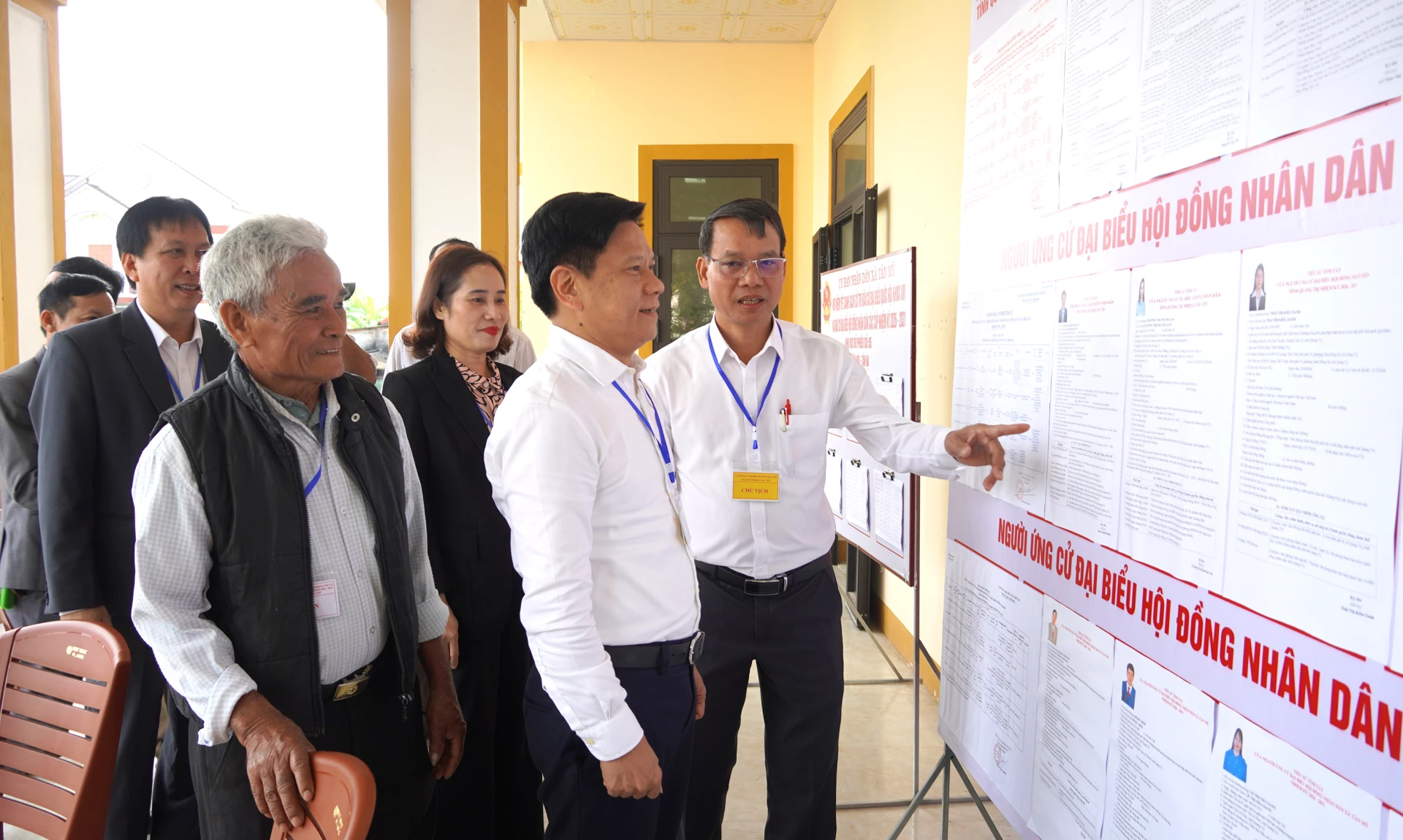 Đồng chí Chánh Văn phòng Tỉnh ủy Lê Vĩnh Thế đánh giá cao công tác triển khai bầu cử trên địa bàn xã Tân Mỹ - Ảnh: H.Tr.