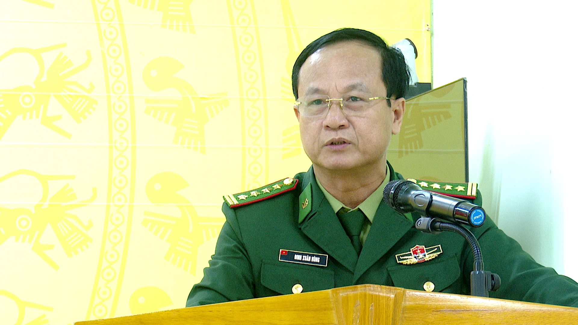 Thay mặt các ứng cử viên, Đại tá Đinh Xuân Hùng – Phó Chính uỷ Bộ Chỉ huy Quân sự tỉnh Quảng Trị kiêm Chính uỷ Ban Chỉ huy Bộ đội Biên phòng tỉnh Quảng Trị tiếp thu ý kiến cử tri - Ảnh: Quang Ngọc