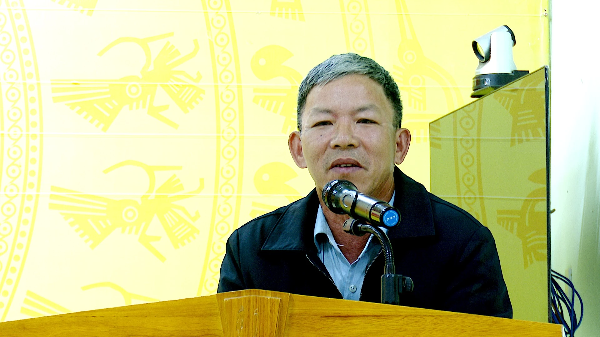 Cử tri xã Tân Thành nói lên nguyện vọng tại buổi tiếp xúc - Ảnh: Quang Ngọc