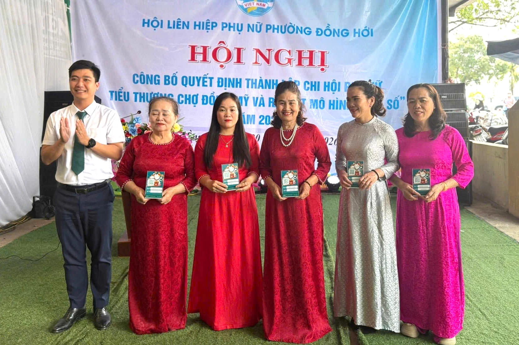 Các tiểu thương chợ Đồng Mỹ được tặng bộ QR thanh toán thông minh - Ảnh: H.Tr.