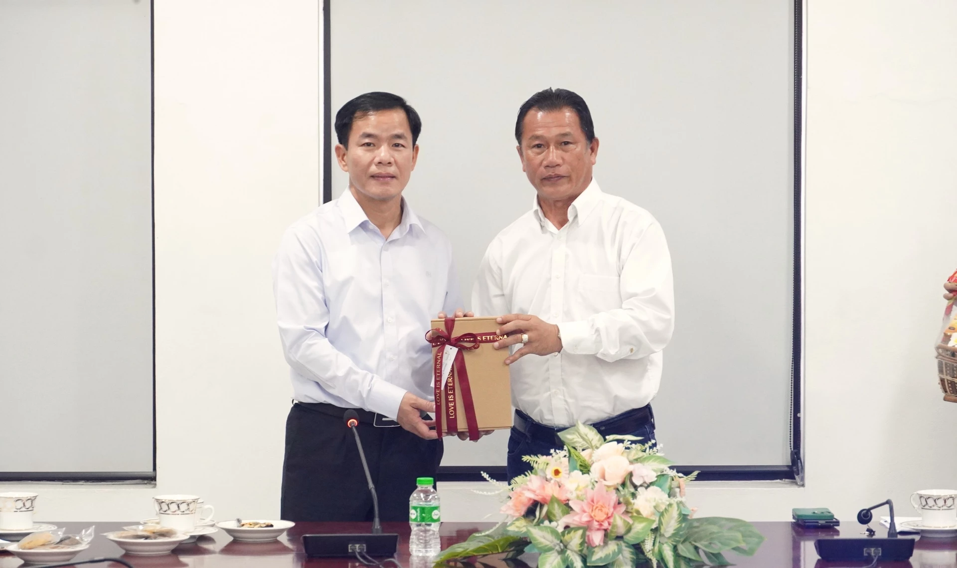 Đại diện doanh nghiệp tặng quà cho đồng chí Nguyễn Văn Phương, Bí thư Tỉnh ủy Quảng Trị - Ảnh: Q.V