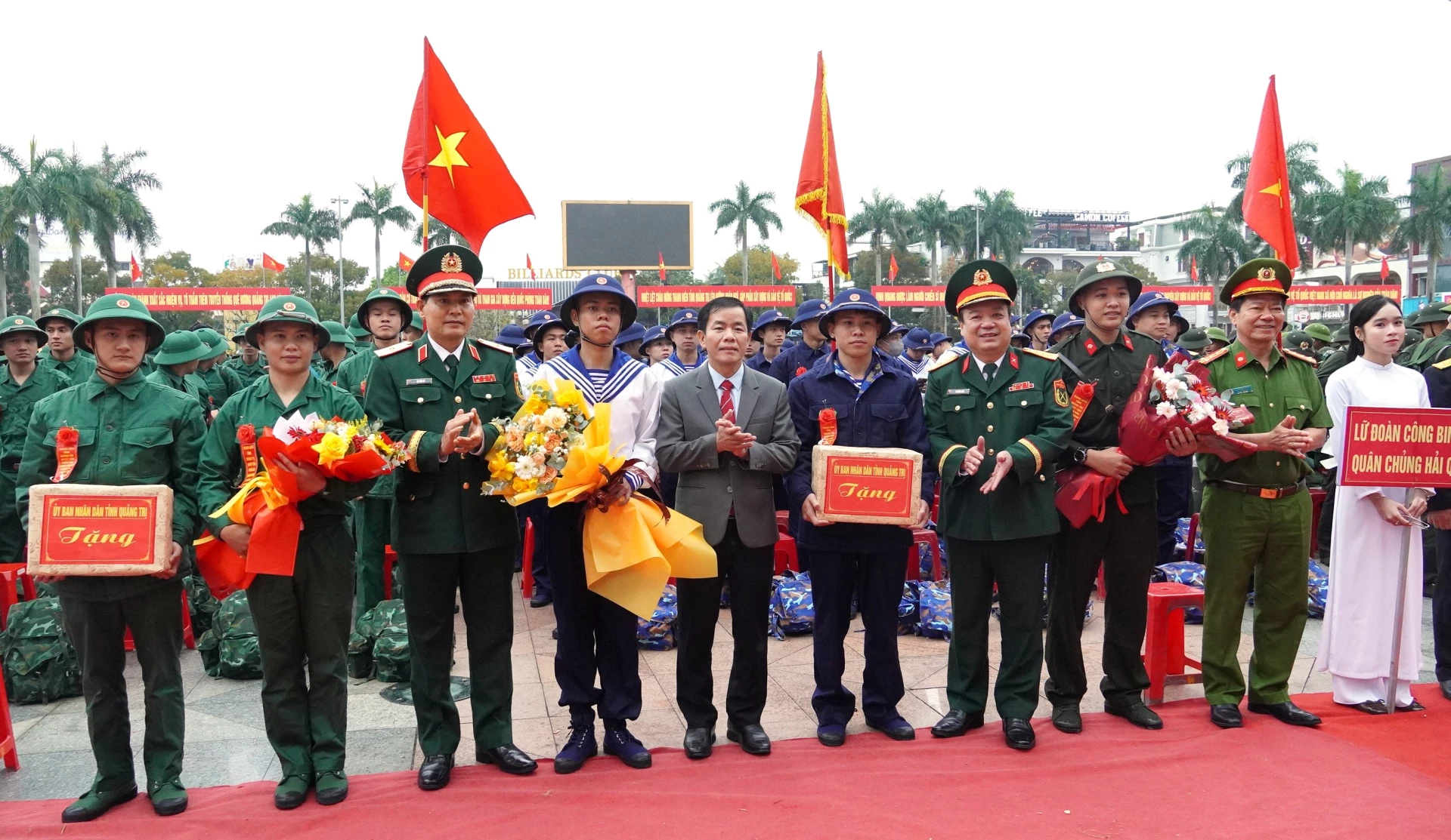 Các đồng chí lãnh đạo tặng quà, động viên các tân binh - Ảnh: QV