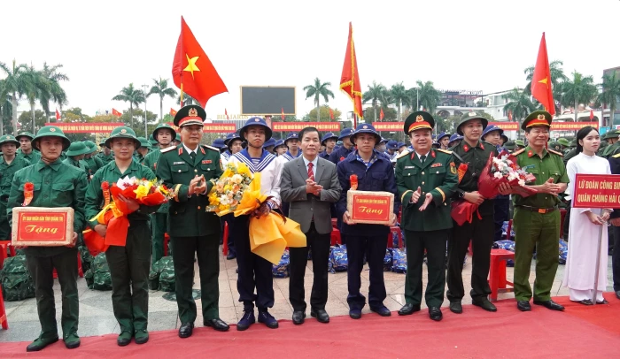 Đồng chí Bí thư Tỉnh ủy dự lễ giao, nhận quân năm 2026