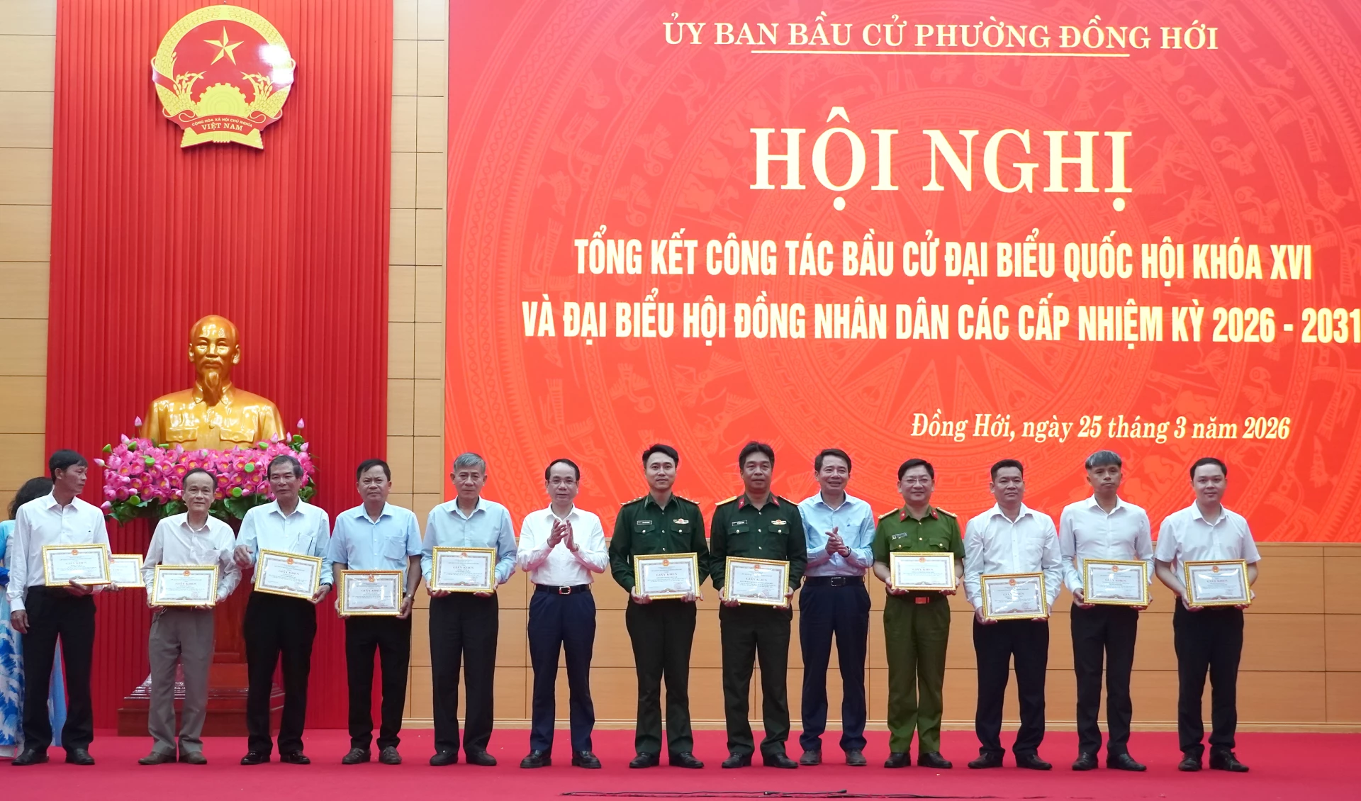 Đồng chí Bí thư Đảng ủy phường Đồng Hới Phan Mạnh Hùng và đồng chí Chủ tịch UBND phường Hoàng Ngọc Đan trao giấy khen tặng các tập thể - Ảnh: H.Tr.