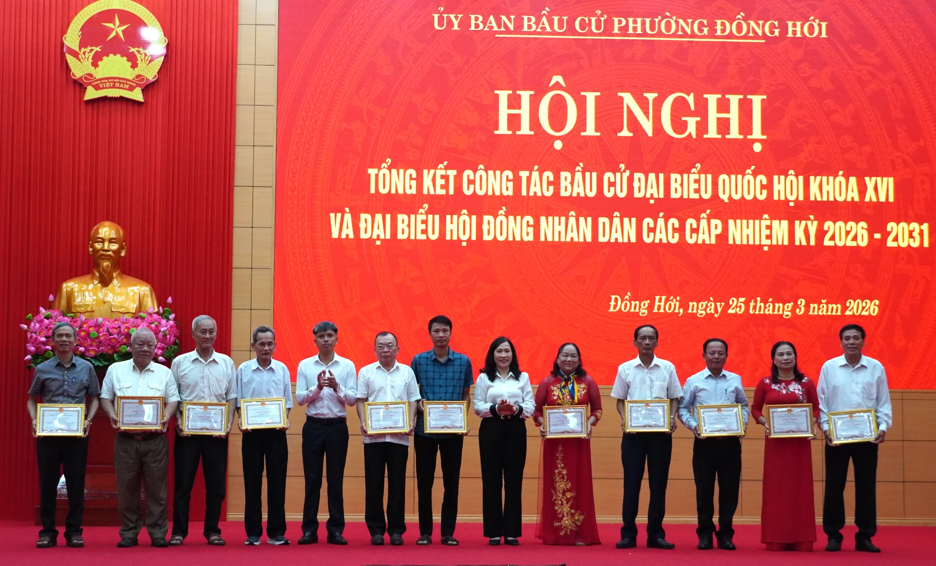 Đại diện lãnh đạo phường Đồng Hới trao giấy khen tặng các tập thể - Ảnh: H.Tr.