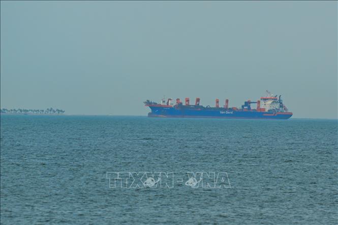 Tàu thương mại thả neo ngoài khơi Dubai, Các tiểu vương quốc Arab thống nhất, do gián đoạn hoạt động vận tải ở eo biển Hormuz, ngày 2/3/2026. Ảnh: AA/TTXVN