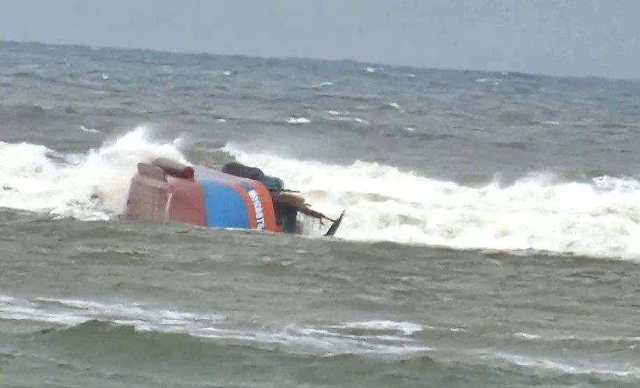 Tàu cá QB-11288 bị sóng đánh chìm khi cách bờ biển khoảng 100 mét - Ảnh: T.Đ